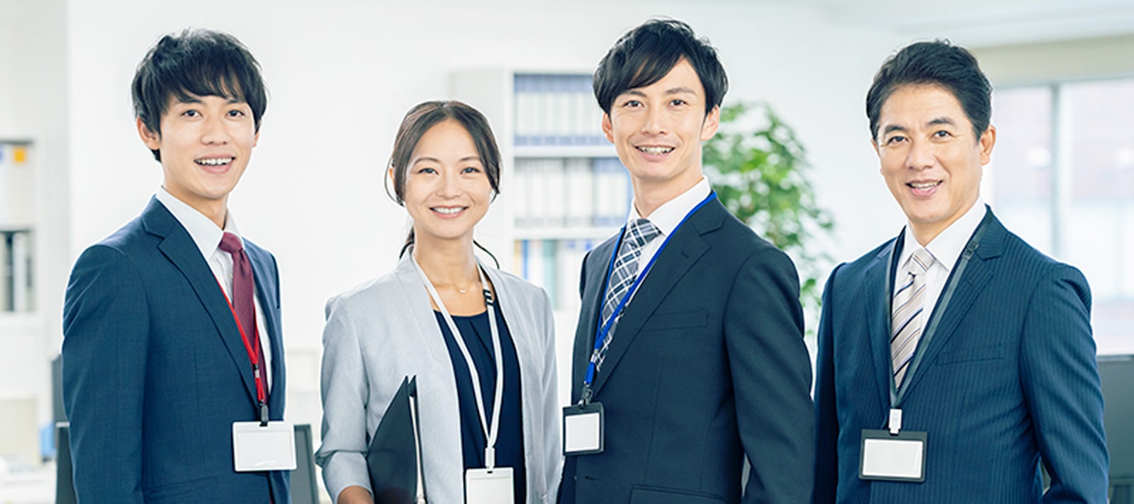 製薬業界の専門知識を持つAI運営スタッフたち